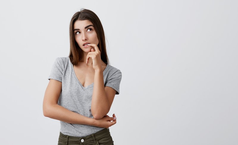 expectativas-nos-alejan-presente Mujer con camiseta gris pensativa
