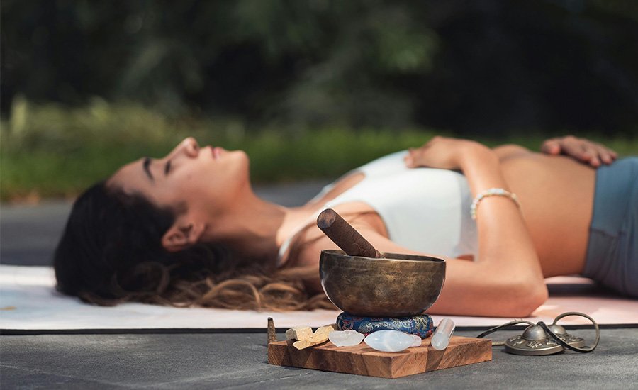 Mujer meditando tumbada