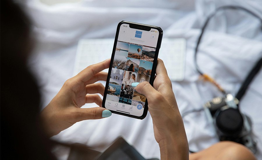 Mujer viendo contenido en redes sociales