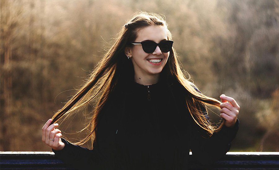 Mujer con gafas de sol sonriendo